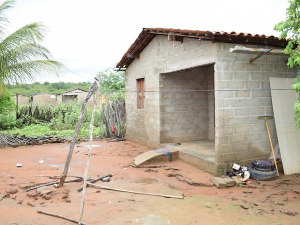 Casa foi invadida pela água e está com problemas de estrutura.(Imagem:Alonso Gomes/Arquivo Pessoal)