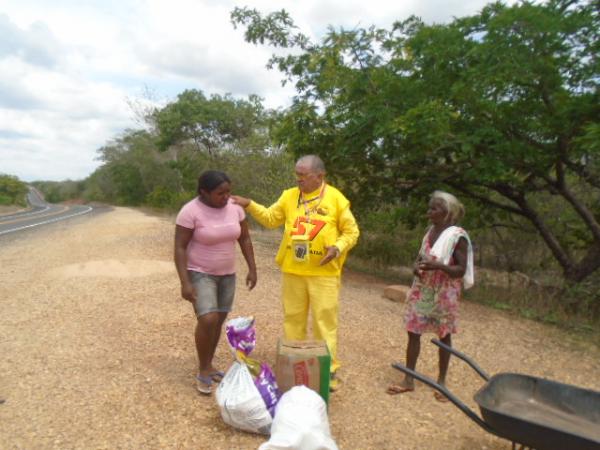 Moradores da zona rural de Floriano recebem doações de roupas e alimentos.(Imagem:FlorianoNews)