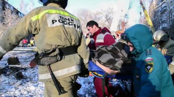 Bebê é resgatado com vida após edifício desabar.(Imagem:Russian Emergency Situations Ministry)