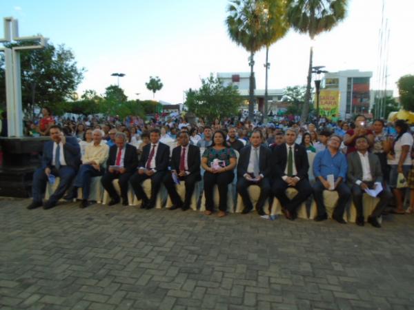 Multidão acompanha posse de Dom Edivalter como novo Bispo da Diocese de Floriano.(Imagem:FlorianoNews)