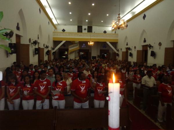 Mais de 30 Jovens receberam sacramento do Crisma na solenidade de Pentecostes.(Imagem:FlorianoNews)