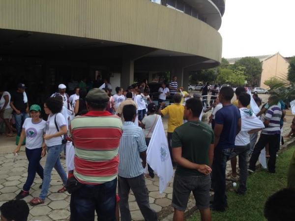 Manifestantes ocuparam empresa e reclamaram do valor cobrado pela energia.(Imagem:Gilcilene Araújo/G1)