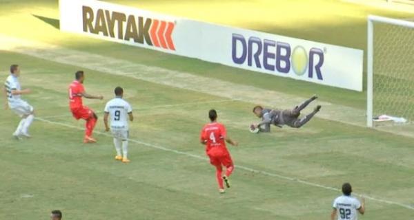 Naylson defende pênalti e evita gol do Cuiabá.(Imagem:Reprodução/TV Centro América)