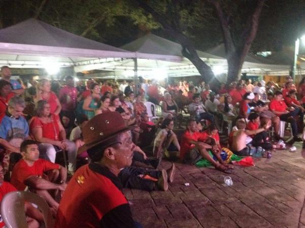 Manifestantes contrários ao impeachment assistem votação em Teresina.(Imagem:Catarina Costa/G1 PI)