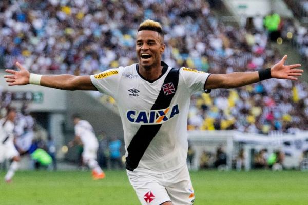 Rafael Silva abre os braços e comemora o primeiro gol do Vasco no domingo.(Imagem:Paulo Fernandes / Vasco.com.br)