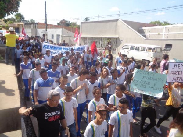 Manifestantes contrários à PEC 241 fazem ato em Floriano.(Imagem:FlorianoNews)