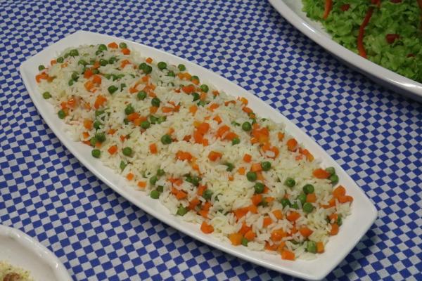 Arroz natalino decorado com ervilha e cenoura.(Imagem:Rafaela Leal /G1 PI)