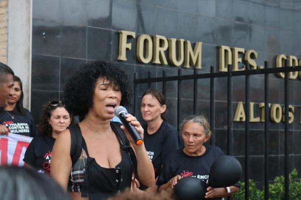 Mulheres fazem protesto diante do Fórum de Altos em apoio a vítimas de violência.(Imagem:Andrê Nascimento/ G1 PI)