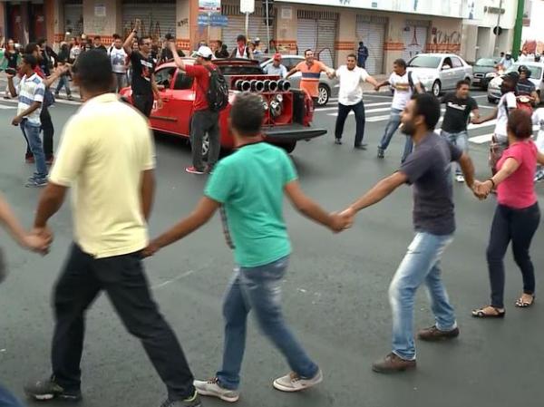 Manifestantes bloqueiam cruzamentos da Avenida Frei Serafim.(Imagem:Reprodução/TV Clube)
