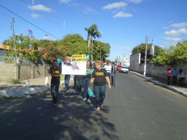 Adolescentes e entidades participam ato contra violência sexual em Floriano.(Imagem:FlorianoNews)