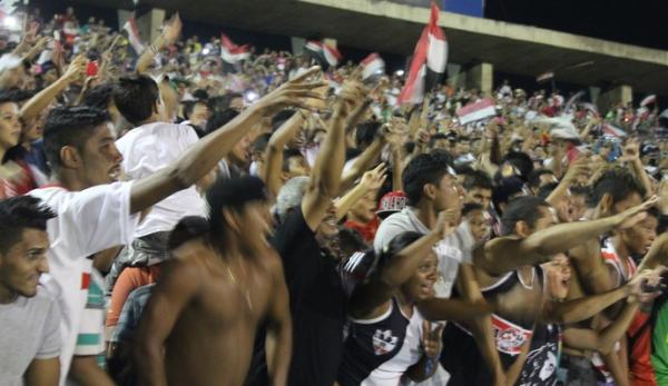 Torcedores comemoram título do Piauiense 2014 nas arquibancadas.(Imagem:Abdias Bideh/GloboEsporte.com)
