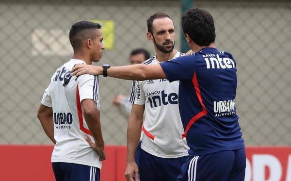 Fernando Diniz com Igor Vinícius e Juanfran em treino do São Paulo.(Imagem:Divulgação/São Paulo)