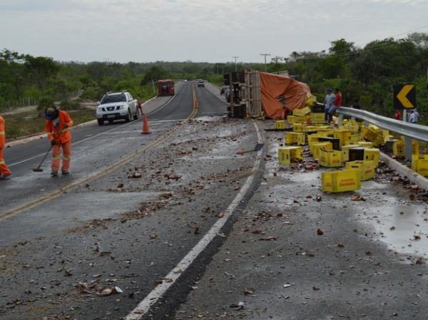 Carreta tombou em curva da BR-343 na cidade de Buriti dos Lopes(Imagem:Frank Cardoso/Portal Boca do Povo)