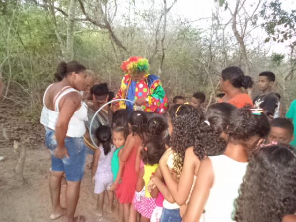 Palhaço Carrapeta distribui presentes e alegria na zona rural de Floriano.(Imagem:FlorianoNews)