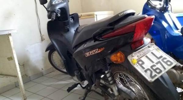 Motocicleta roubada em Floriano é recuperada na cidade de Amarante.(Imagem:Somosnoticia)