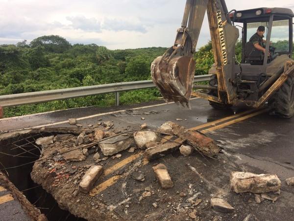 Trabalho de retirada da laje danificada teve teve início no sábado (22), no litoral do Piauí.(Imagem:Divulgação/DNIT)