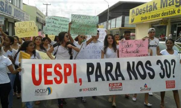 Professores e acadêmicos da UESPI participam de manifestação em Floriano.(Imagem:Geufran Rafael)