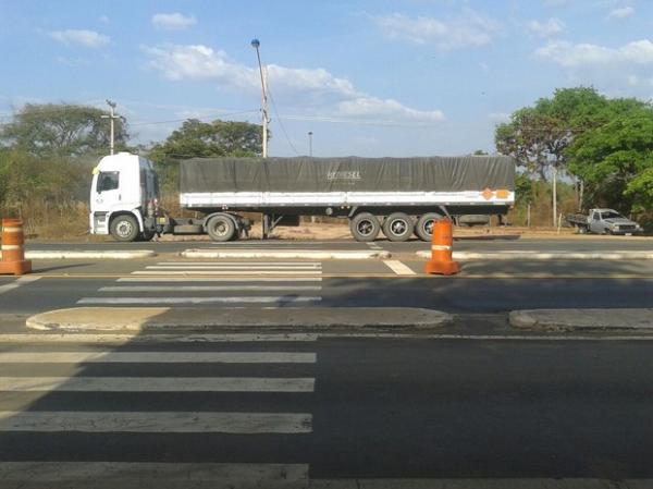 Caminhão com 25 toneladas de explosivos.(Imagem:Polícia Rodoviária Federal)