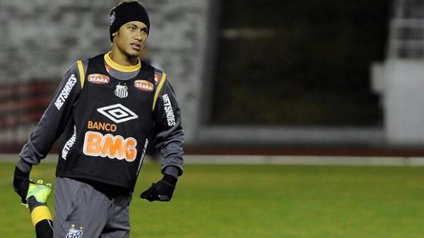 Neymar se protege do frio no primeiro treino do Santos no Japão.(Imagem:Agência EFE)