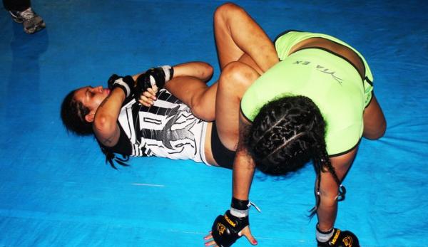 Juliana utilizou chave de braço para finalizar Mirelle no Piauí Fight Gladiators.(Imagem:Josiel Martins)