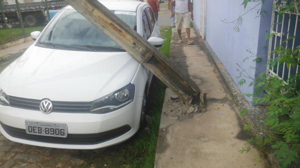 Caminhão arranca fios, quebra poste e danifica carro no centro de Floriano.(Imagem:FlorianoNews)