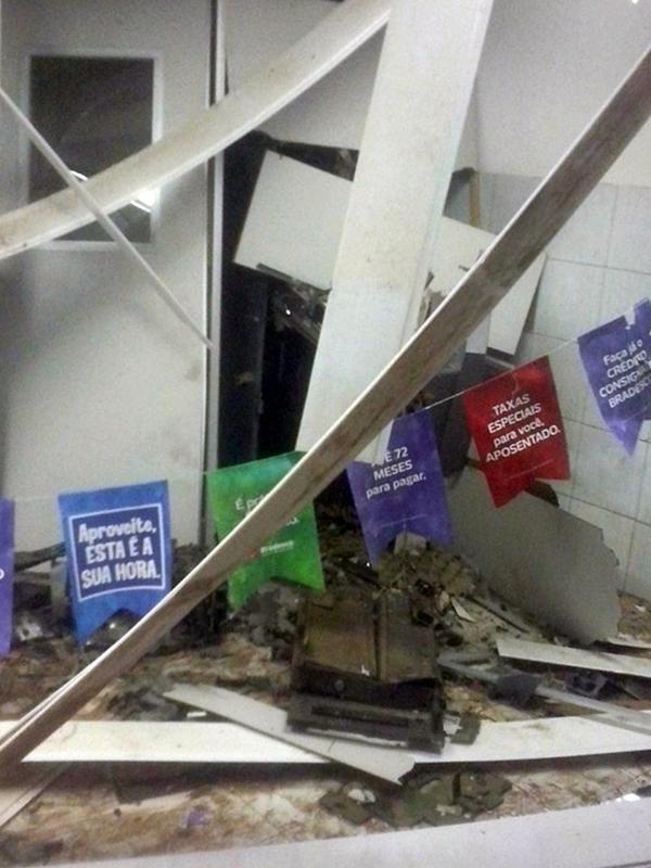 Caixas eletrônicos após a explosão.(Imagem:Reprodução Whatsapp)