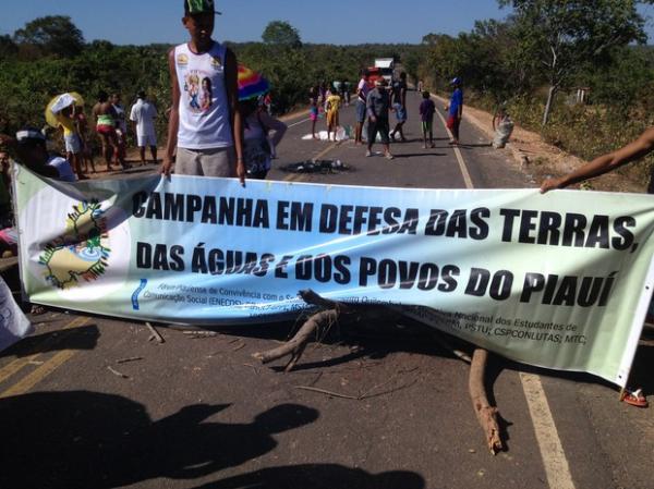 Com rodovia fechada, manifestantes liberaram apenas a passagem de ambulâncias.(Imagem:Gilcilene Araújo/G1)