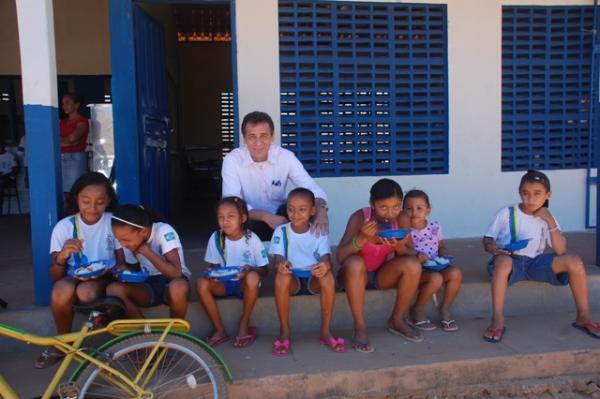 Prefeito Gilberto Júnior acompanha reforma das escolas do campo.(Imagem:Waldemir Miranda)