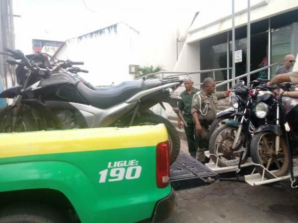 Motocicletas recuperadas pela PM chegam a Floriano.(Imagem:FlorianoNews)