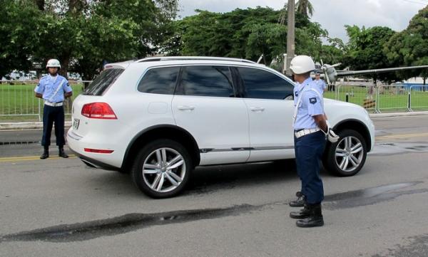 Carro com Neymar chega ao Galeão para reapresentação da Seleção.(Imagem:Richard Souza)