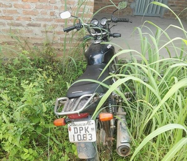 Motocicleta tomada de assalto é recuperada pela PM no bairro Cajueiro II.(Imagem:3° BPM)