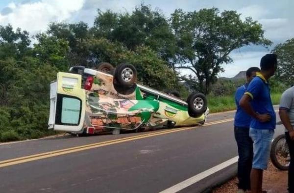 Ambulância de município do Piauí capota com seis pessoas na BR-135.(Imagem:Montealegre.com)