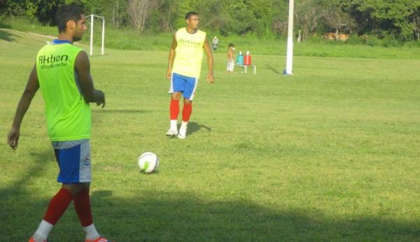 Gasolina e Eridon trocam passes na zaga do Piauí durante treino.(Imagem:Emanuele Madeira/GLOBOESPORTE.COM)