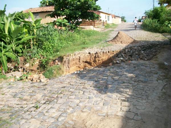 Chuva abre cratera em Floriano e deixa moradores quase ilhados.(Imagem:FlorianoNews )