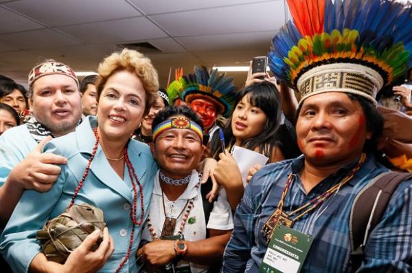 A presidente Dilma Rousseff posou para fotografia ao lado de índios na cerimônia de lançamento dos Jogos Mundiais dos PovosIndígenas.(Imagem:Roberto Stuckert Filho/PR)