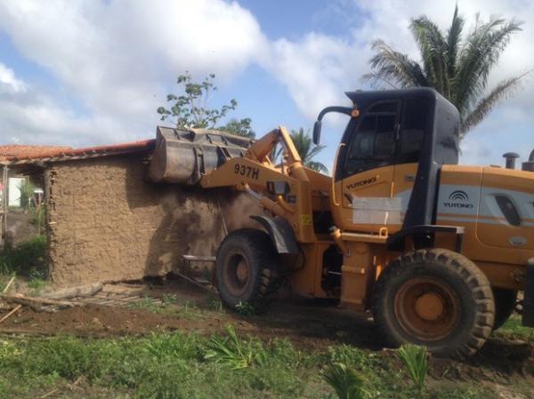 Trator derruba casas na Vila Elmano Férrer, Zona Norte de Teresina.(Imagem:Gil Oliveira/G1)