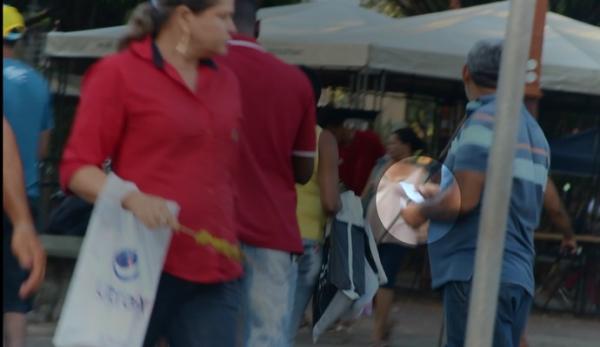 Cambistas oferece ingressos para final no Centro de Teresina.(Imagem:GloboEsporte.com)