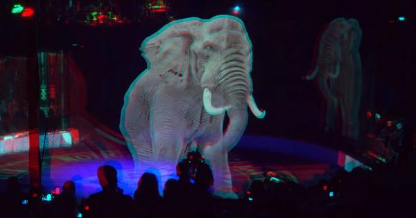 Elefante holográfico substitui animal que não teria condições adequadas de viajar com o circo.(Imagem:Reprodução/ Youtube)