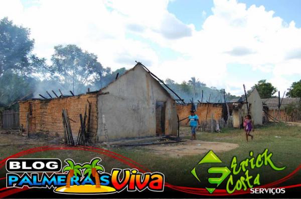 Incêndio destrói casas de famílias carentes no Piauí.(Imagem:Palmeirais Viva)