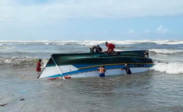 Três turistas morrem após barco virar durante tempestade em SP.(Imagem:Estadão Conteúdo)