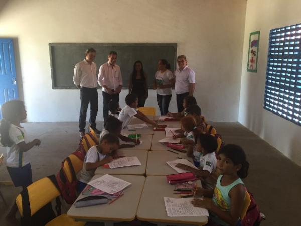 Prefeito visita escola rural onde sera implantado o Método de Ensino em Tempo Integral.(Imagem:Secom)