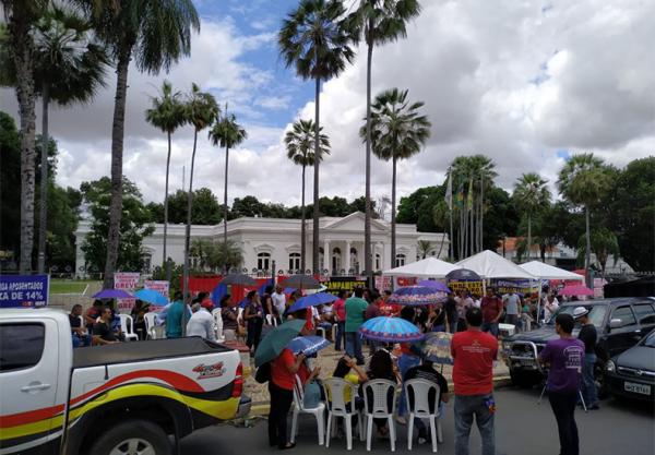 Em greve, professores do Estado acampam por tempo indeterminado no Palácio de Karnak.(Imagem:Valmir Macêdo/Cidadeverde.com)