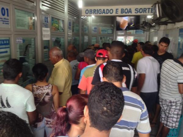 Loterias ficaram lotadas de apostadores para a Mega da Virada.(Imagem:Ellyo Texeira/G1)