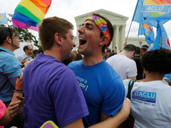 Defensores do casamento gay comemoram em frente à Suprema Corte em Washington, nos EUA, após aprovação do casamento de casais do mesmo sexo pela constituição. Com o resultado o cas(Imagem:Jim Bourg/Reuters)