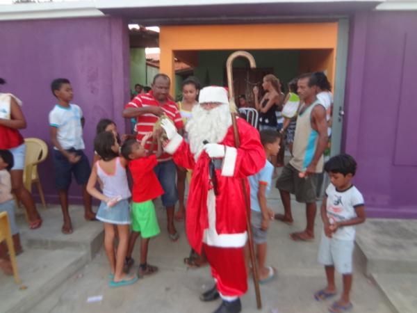 Papai Noel distribuiu brinquedos no bairro Bom Lugar.(Imagem:FlorianoNews)