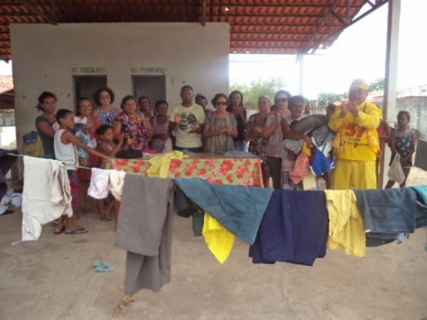 Grupo de voluntárias realiza distribuição de roupas para famílias carentes.(Imagem:FlorianoNews)