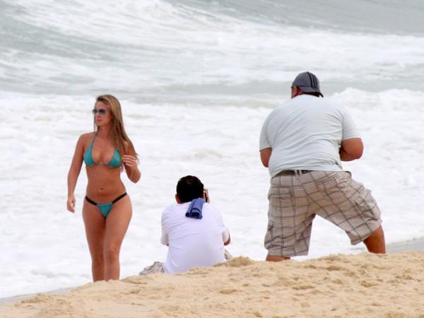 Karol posa para fotos na praia carioca.(Imagem:Divulgação)