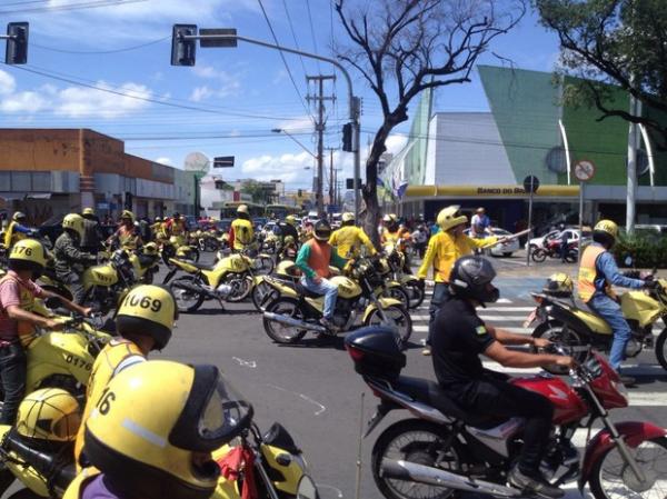 Cruzamento da Frei Serafim com a Rua Pires de Castro foi bloqueado.(Imagem:Fernando Brito/G1)