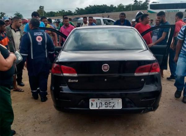 Motorista é achado em carro com perfurações no pescoço.(Imagem:Divulgação/PM)