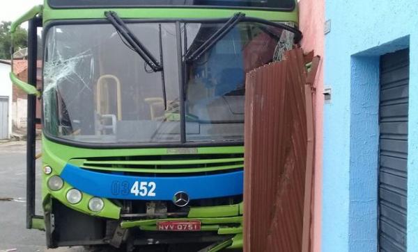 Ônibus desgovernado atinge carro e casa na zona Sul de Teresina.(Imagem:Portalr10)